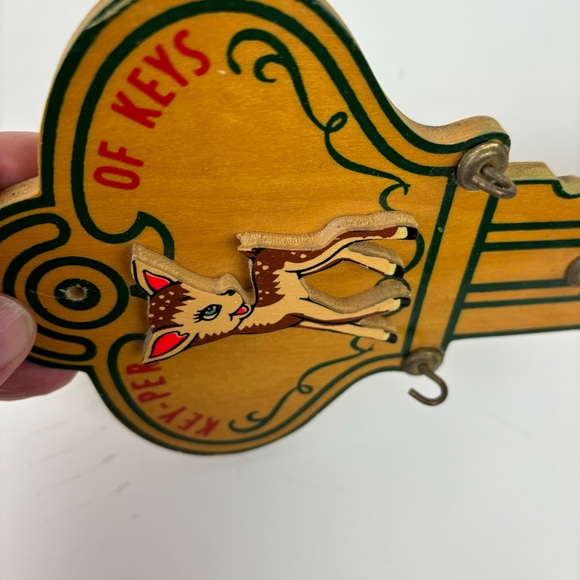 Vintage wooden key shaped wall plaque-fawn deer/key keeper - Picture 4 of 8